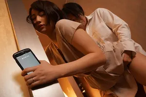 Cô vợ đi họp lớp rồi trả bài với nyc mặc cho anh xã ở nhà chờ